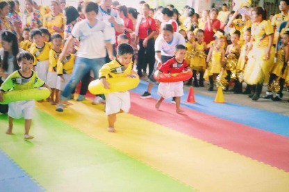 กีฬาสีสำหรับเด็กเล็ก - โรงเรียนอนุบาลบวรนครราชสีมา มีกิจกรรมด้านกีฬา ให้เด็กได้ออกกำลังกาย โดยมีครูช่วยดูแลความปลอดภัย